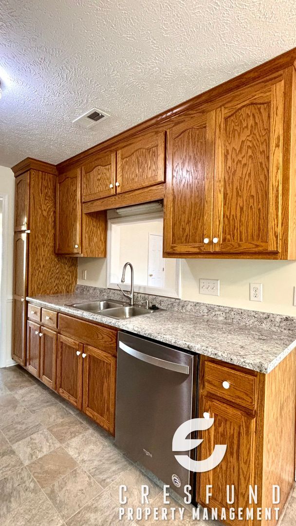 Building Photo - OVER 2000 SQ. FEET - Minutes Away from JAC...