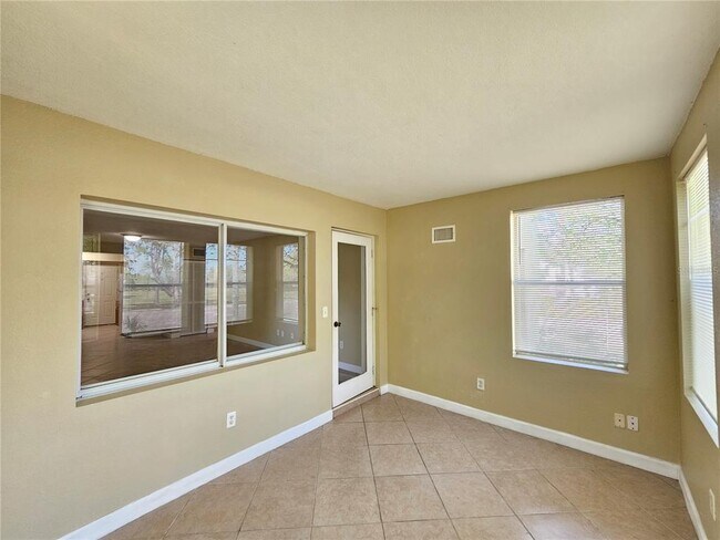 Building Photo - 1365 Drew St