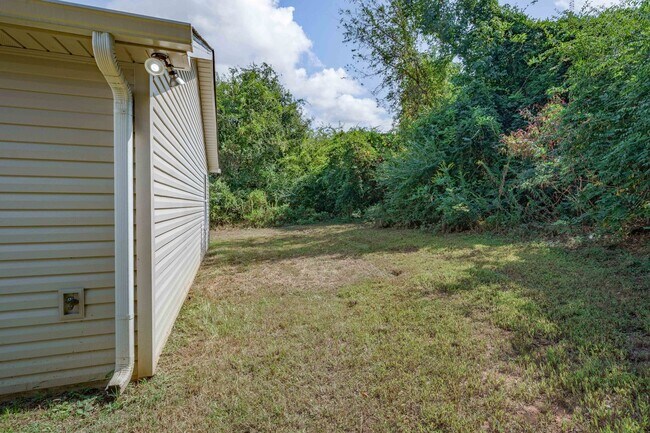 Building Photo - Nice 3 Bed 2 Bath House Available Now! Call to Schedule a Tour!