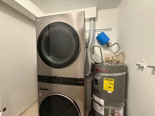 Building Photo - Two Bed Two Bath in Cap Hill (2 Parking Spaces and Storage Included!)