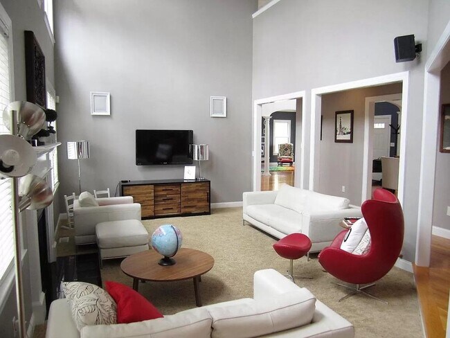 Building Photo - Spectacular 4 bedroom, 4,500 sq ft Single ...