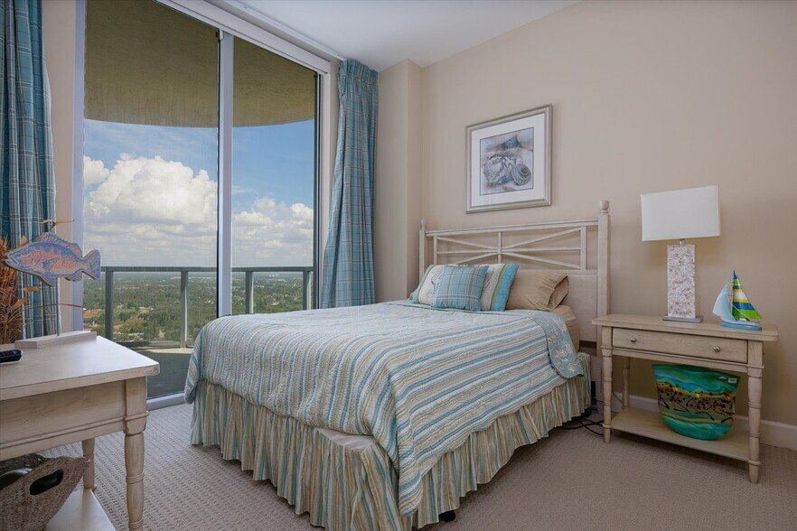 Building Photo - 3000 Oasis Grand Blvd