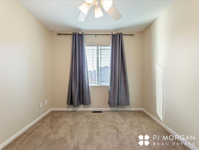 Building Photo - 3 Bedroom , 2 Bathroom House - Available I...