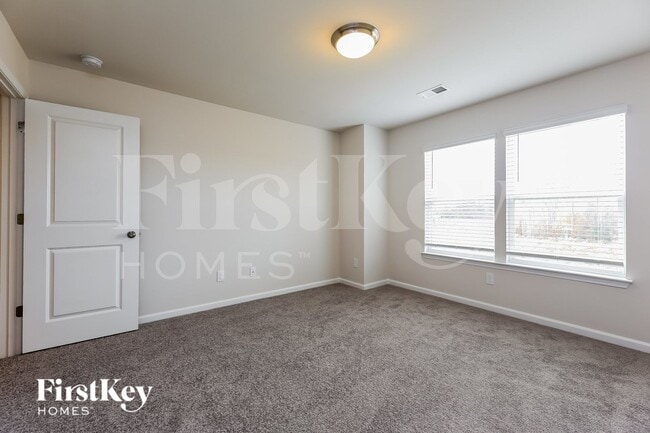 Building Photo - 569 Hillpark Ln