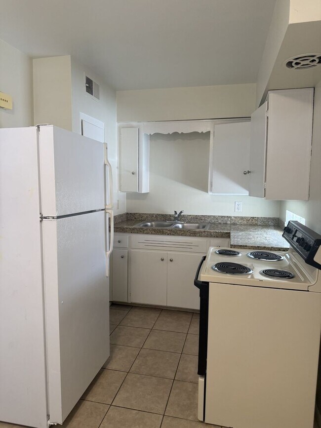Building Photo - 2718 E Glenrosa Ave