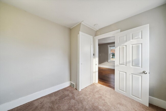 Building Photo - Cute 2 Bed 1 Bath Remodeled Home W/basemen...