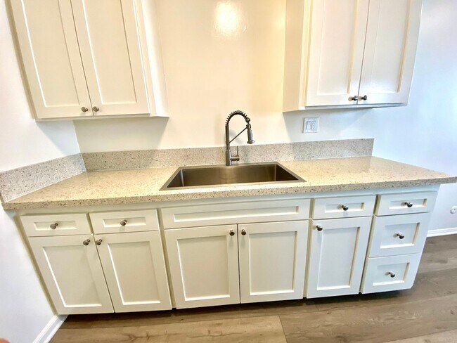 Building Photo - Beautifully Upgraded 1 Bedroom / 1 Bathroom Apartment Available Now!