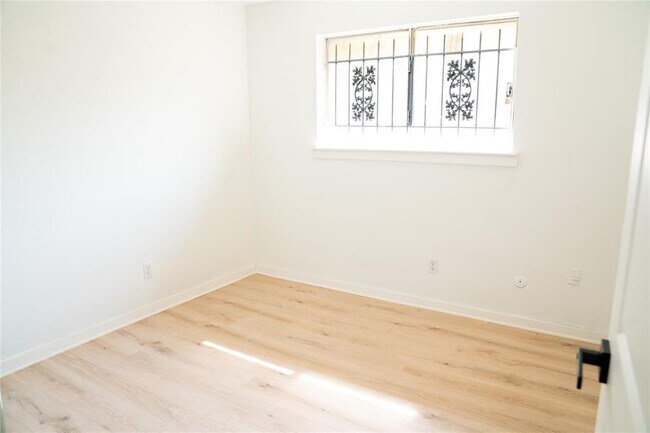 Building Photo - 4451 Oak Shadows Dr