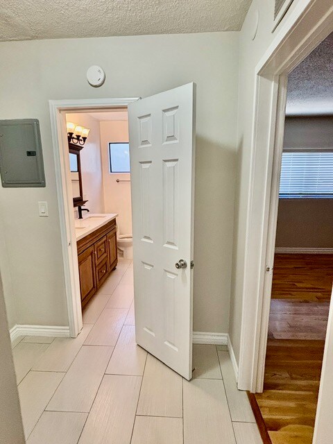 Building Photo - 2488 Beachwood Dr