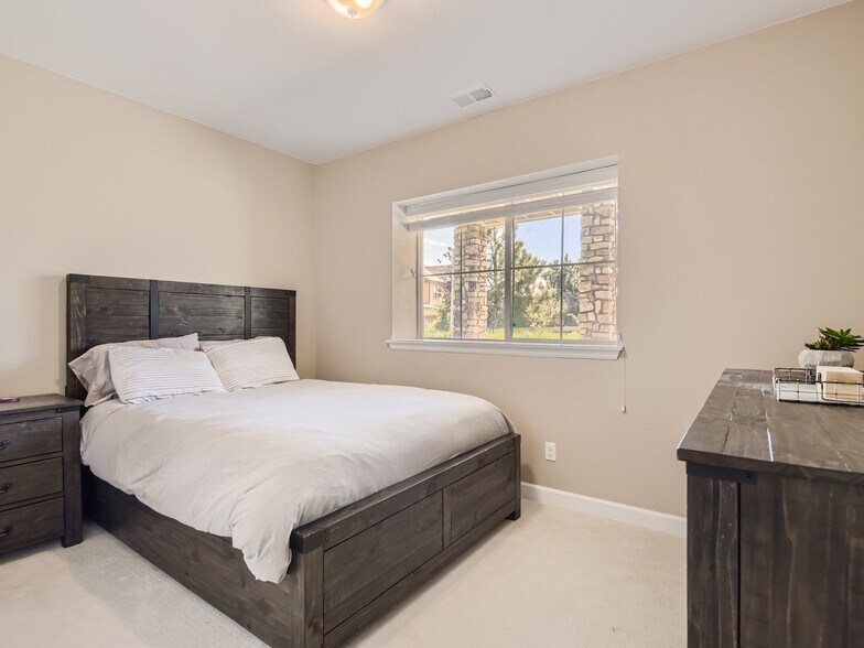 Building Photo - 664 Tiger Lily Way