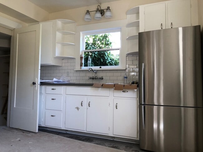 Building Photo - Wonderful University District 8 bedrooms house!