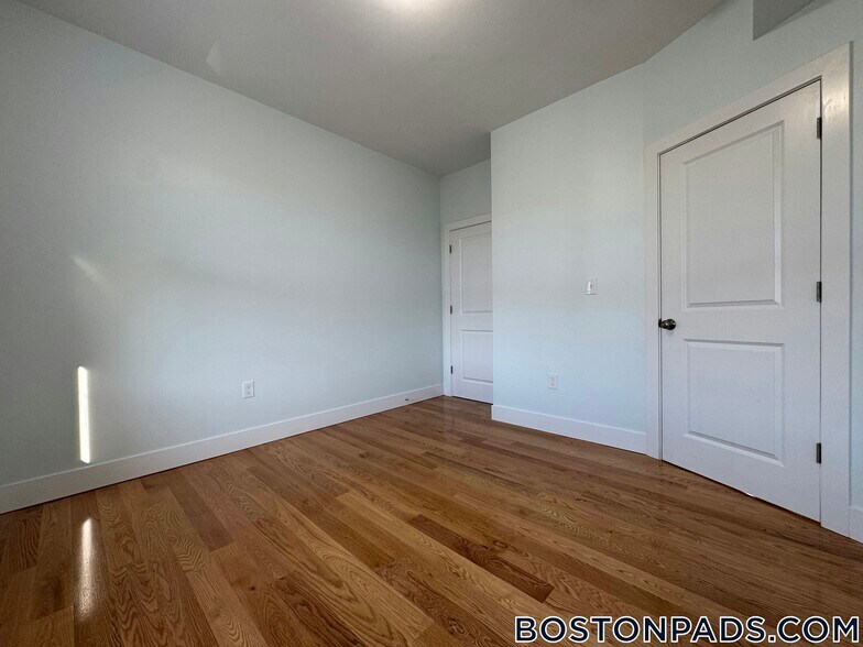 Building Photo - 7 Carson St