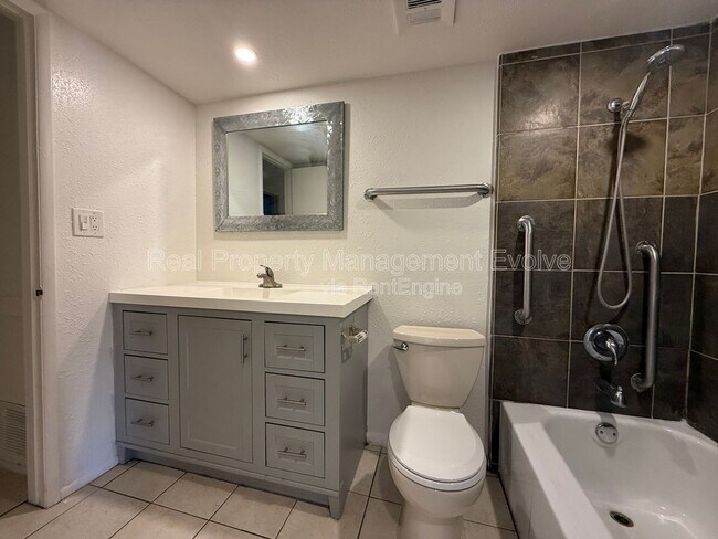 Building Photo - 6565 N 19th Ave