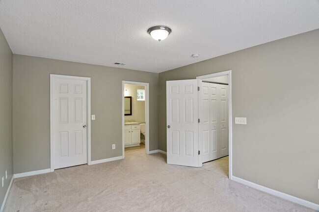Building Photo - Great 3 Bedroom Home with Large Yard and 1 Car Garage! Raleigh-Available July 15th!