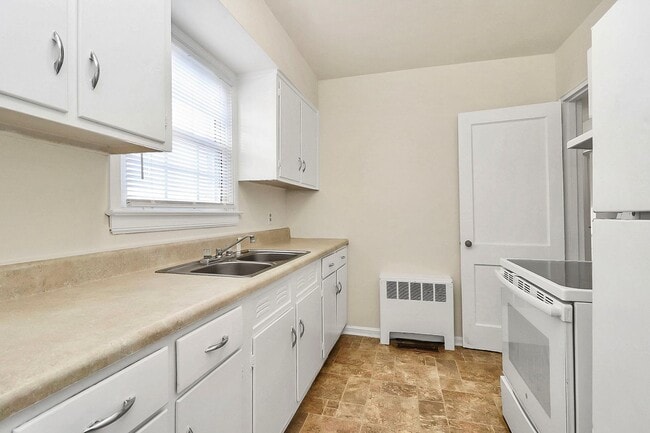 Building Photo - Cute 2 Bedroom Condo in Selwyn Village!