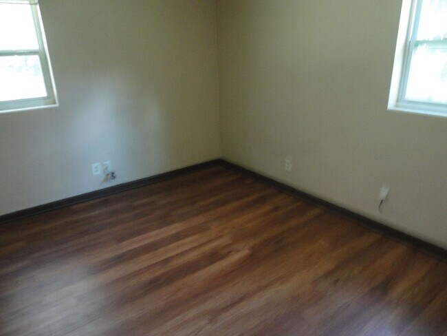 Building Photo - Nice 4 bedroom/2 Bathroom home