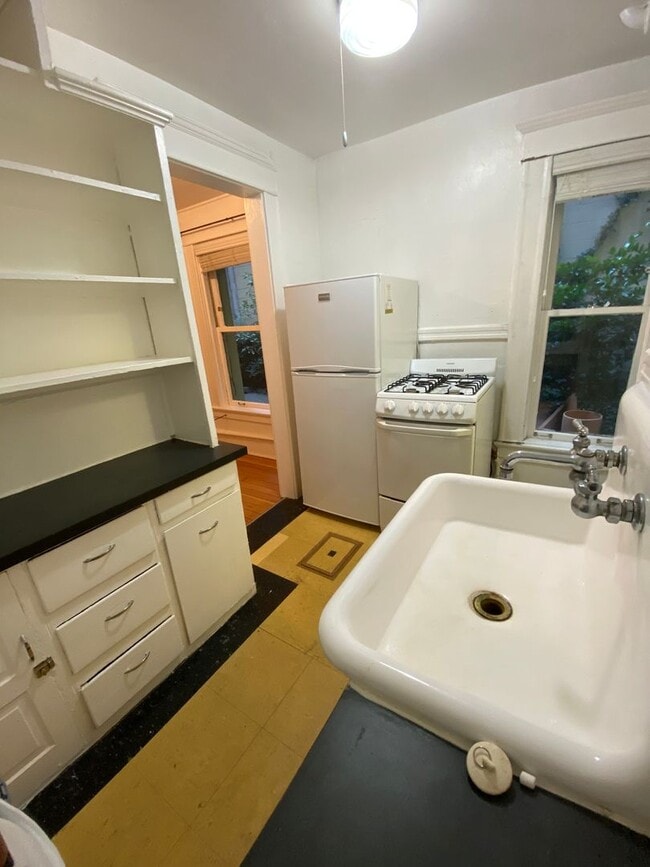 Building Photo - 2190 W Burnside, #2