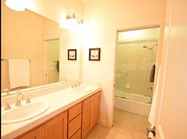 Building Photo - 2527 N Village Dr