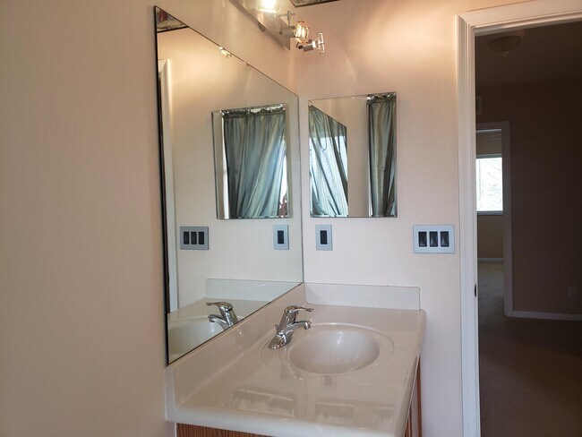 Building Photo - 3027 N Evergreen Cir