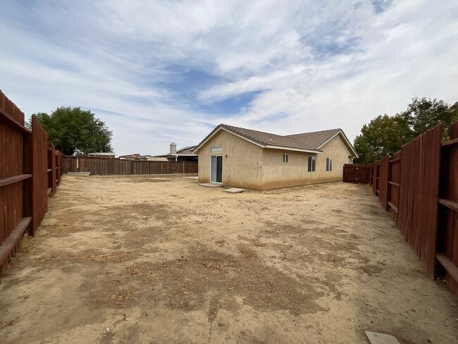 Building Photo - Single story Rosamond Home