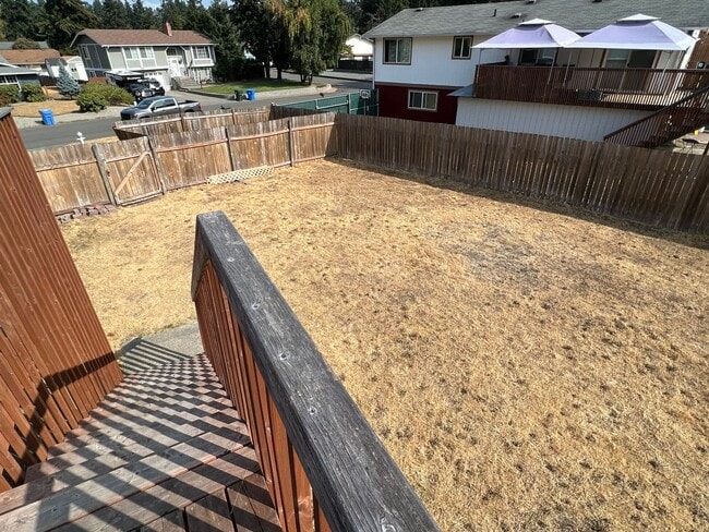 Building Photo - Super Clean Split Level Home with Huge Yard!