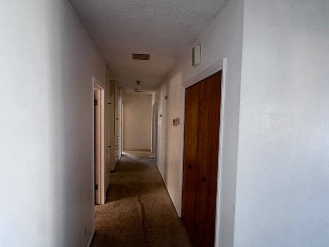 Building Photo - HOUSE