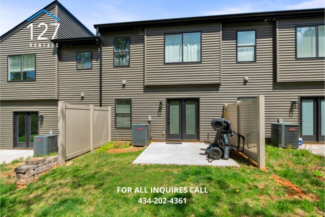 Building Photo - 3BR Townhome – Modern Amenities, Great Location!