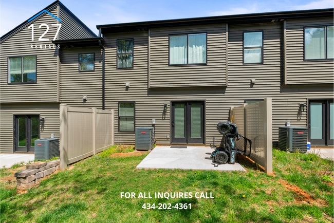 Building Photo - 3BR/2.5BA Townhome in Rustburg – Modern Am...