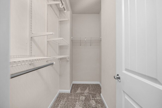 Building Photo - MOVE-IN SPECIAL!