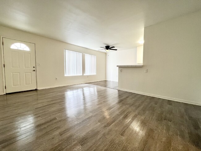 Building Photo - Spacious 1 bed 1 bath Assigned parking nea...