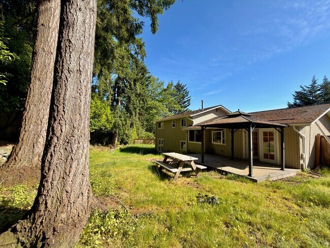 Building Photo - Spacious 4BD/3BA Bellevue Home with Private Backyard & Garage