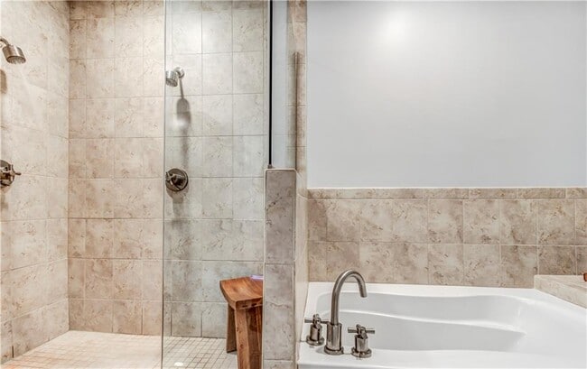 Building Photo - 905 Juniper St NE