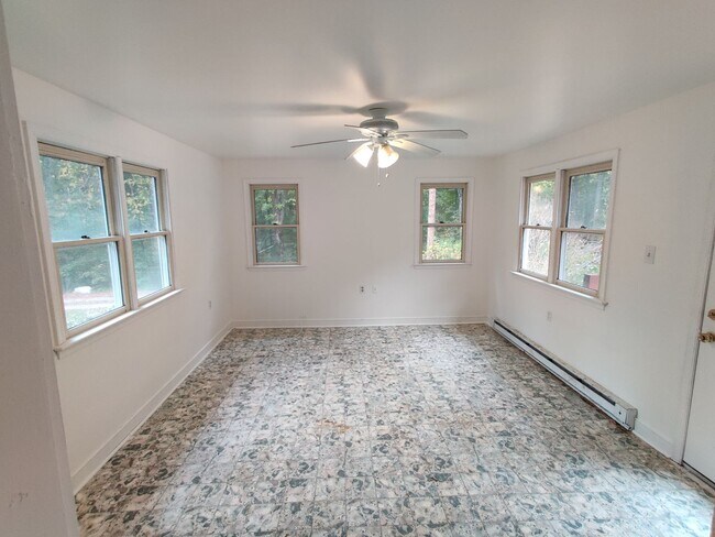 Building Photo - 3 bedroom home , detached garage, multiple living areas