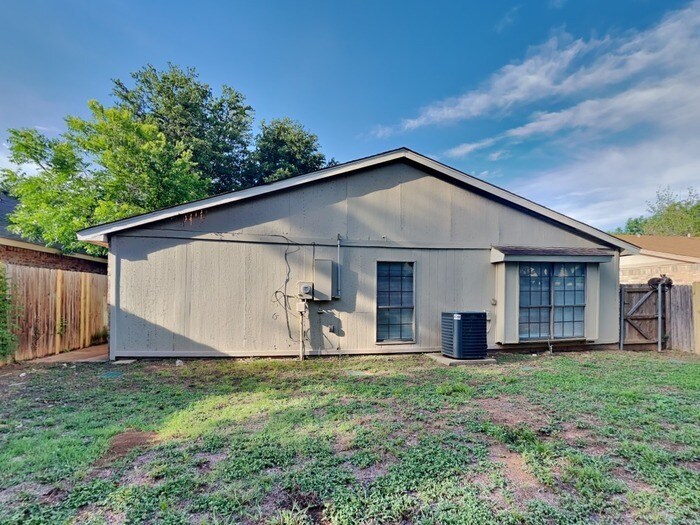 Building Photo - 2405 Cripple Creek Dr