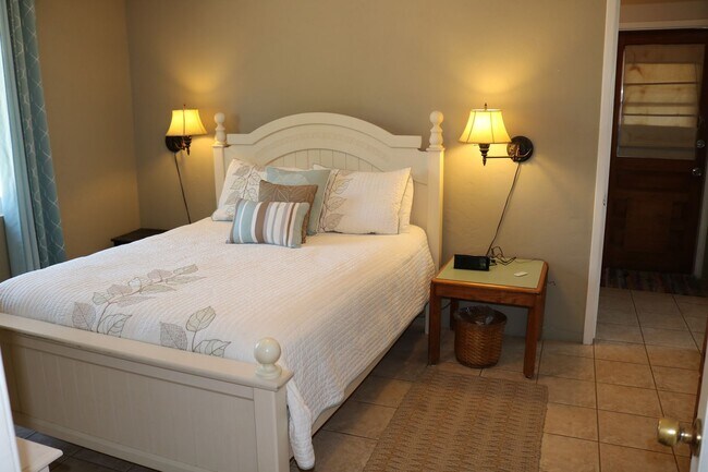 Building Photo - Two bedroom one bath fully furnished located in central Tucson!