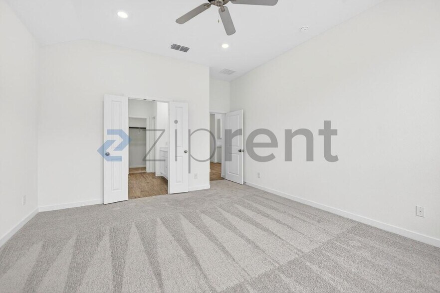 Building Photo - Unit