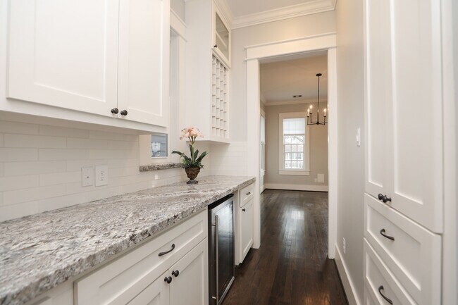 Building Photo - 907 E 25th St