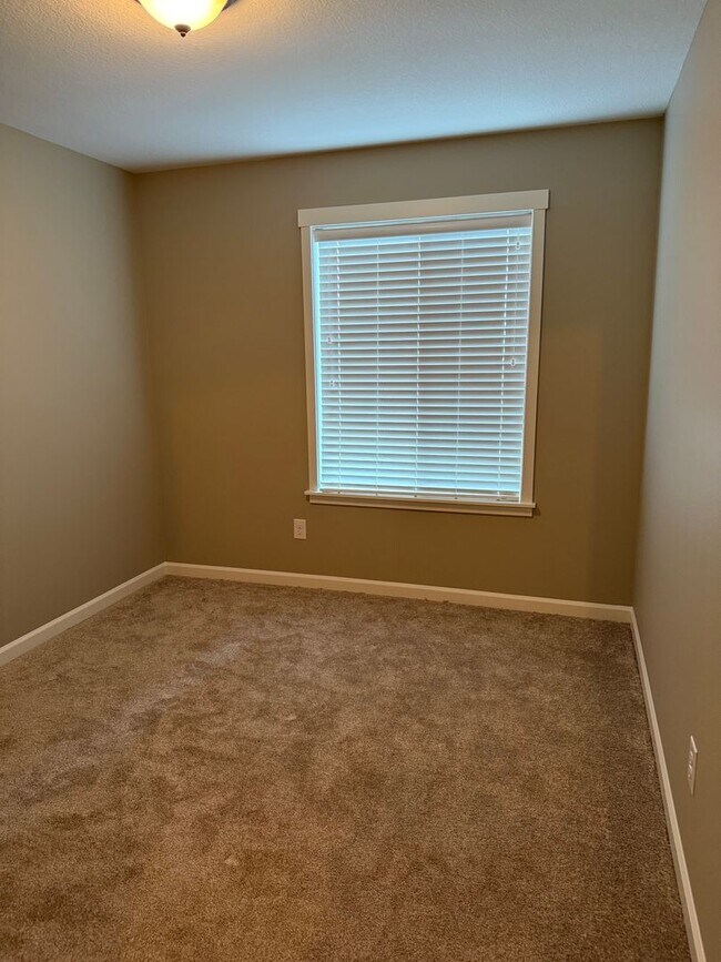 Building Photo - Beautiful 3 Bedroom House with High Ceilin...