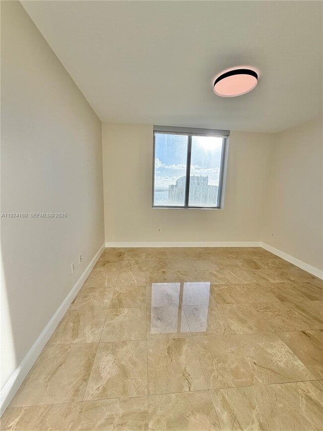 Building Photo - 1060 Brickell Ave