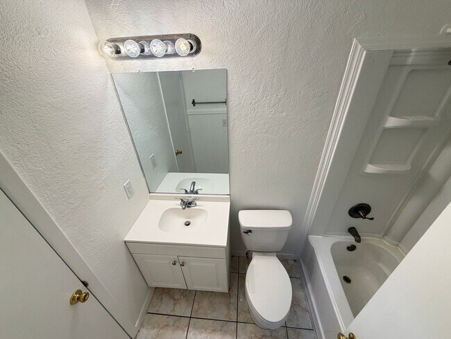 Building Photo - Charming 3 Bd/1 Ba Home with Spacious Backyard & Prime Location!