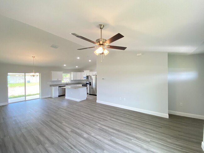 Building Photo - Custom Home - Desirable SE Ocala Neighborhood 3/2/2 **Wont Last**