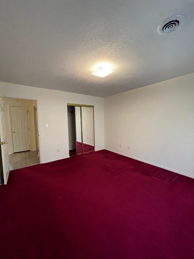 Building Photo - Maryville 37801 - 2 bedroom, 2 bath condo with a 1-car garage & sunroom - Call Tom Parry (865) 60...