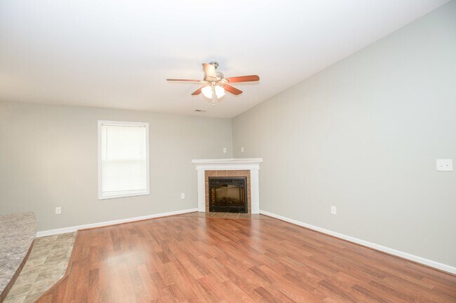 Building Photo - "Charming 3 Bed, 2 Bath Home in Spring Lak...