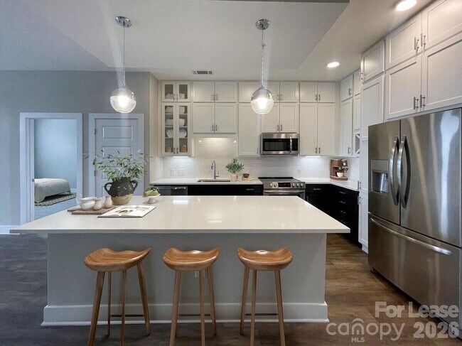 Building Photo - 500 W Trade St