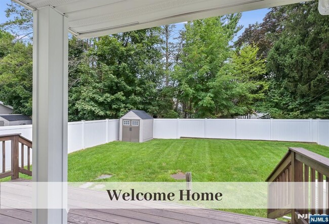 Building Photo - 385 Fern Ave