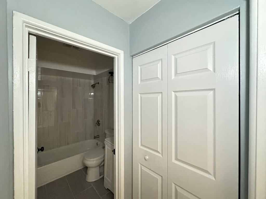 Building Photo - 1515 W Morse Ave