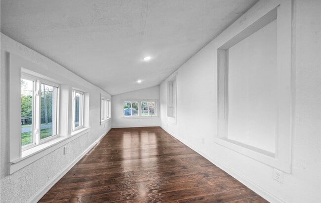 Building Photo - Quiet Comfort: Charming 3 Bed, 2.5 Bath Ho...