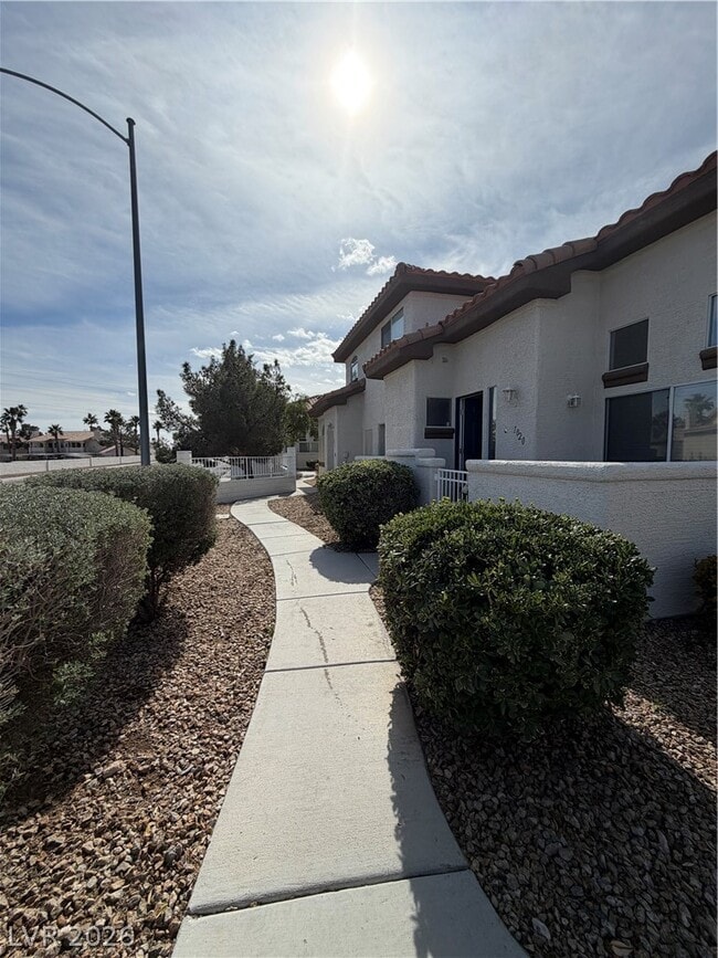 Building Photo - 1020 Allure Dr