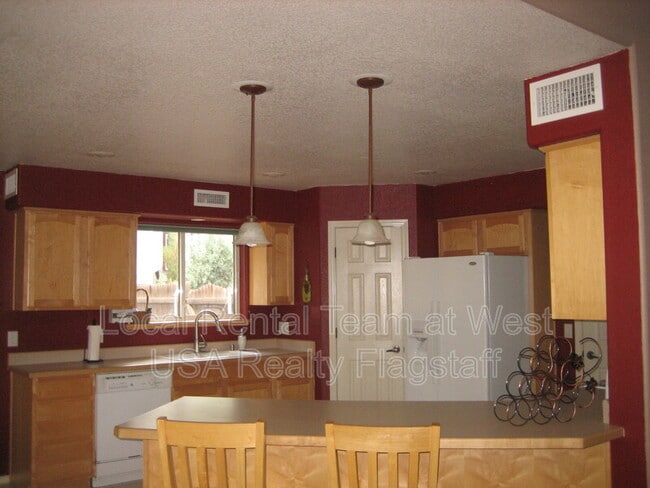 Building Photo - 381 W Cattle Drive Trail