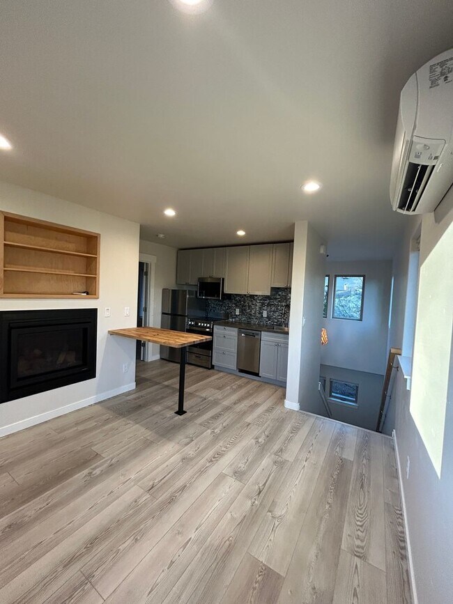 Building Photo - 1079 NW Quincy Ave